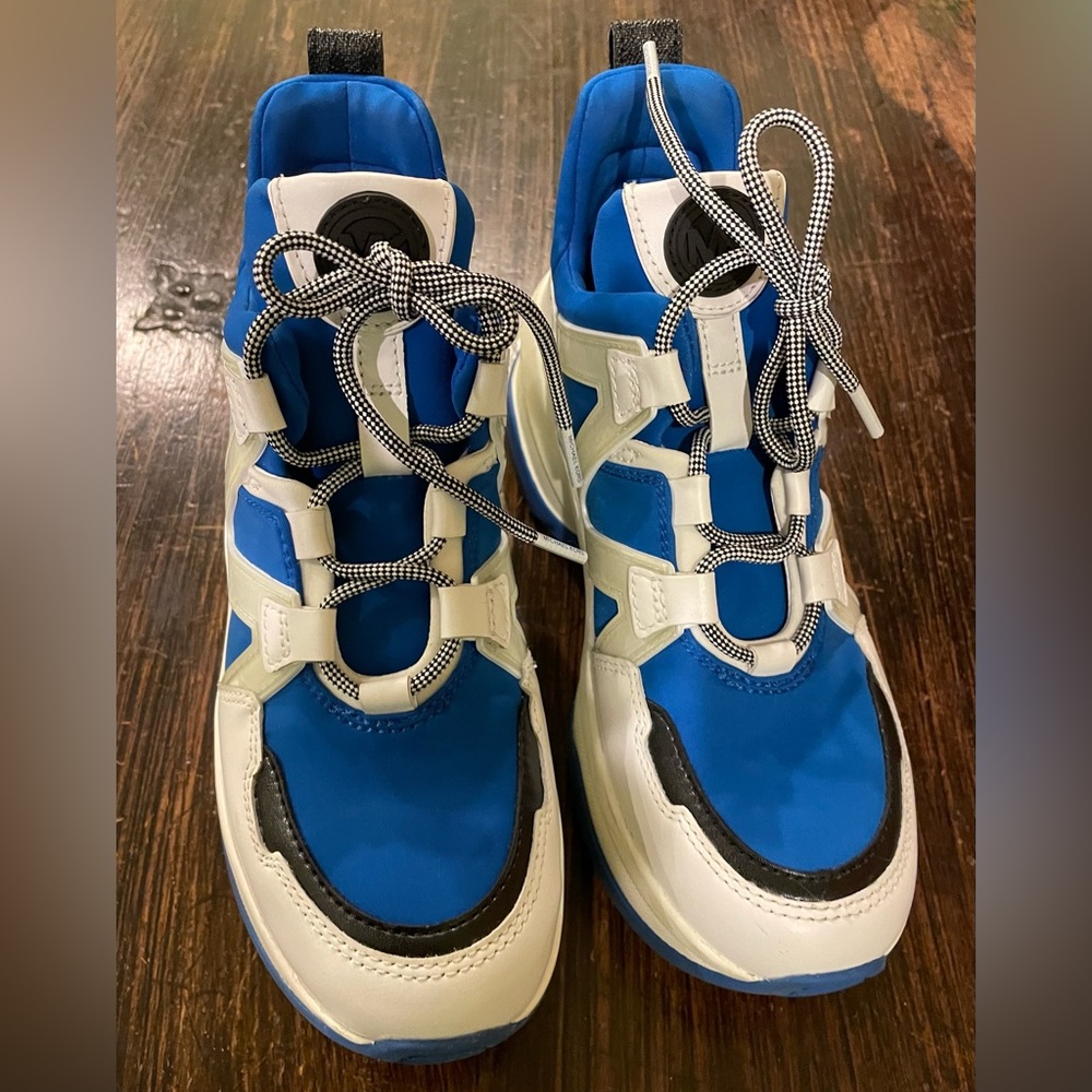 Gently worn..Micheal Kors Platform Sneaker..Great condition